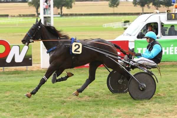 DIVINE DES RACQUES