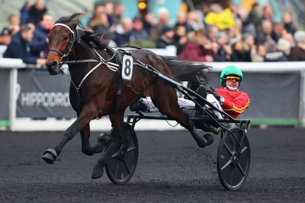 L'as Desbois Arrivée PMU Letrot Open des Régions 3 ans 2024 à Vincennes