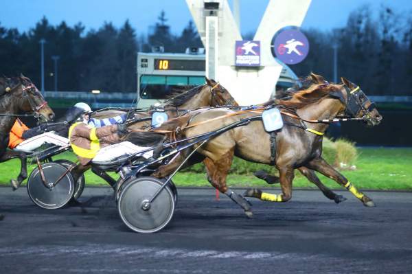 Inoa De Somoza arrivée PMU Prix de Dun-sur-Auron à Paris Vincennes 