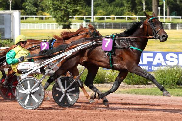 Frank Gio Arrivée PMU Prix de Rome à Enghien