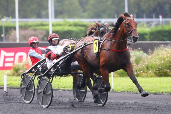 Hymne Du Gers Arrivée course PMU Prix de Provence à Vincennes