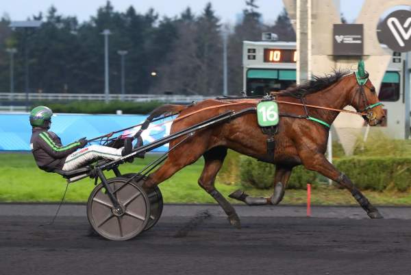 Kiss Me Again arrivée pmu Prix de Tournon à Vincennes