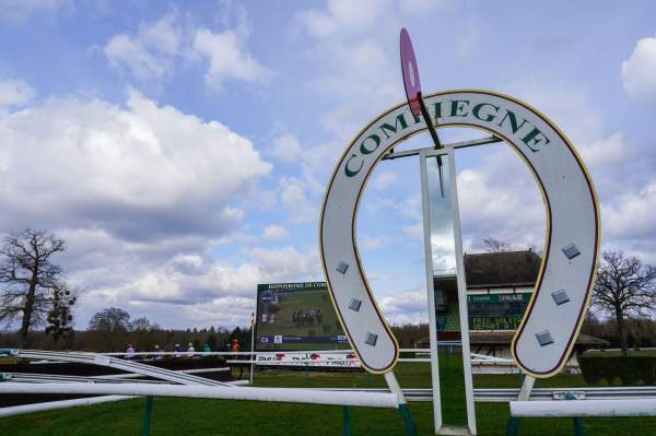 Hippodrome De Compiègne Poteau d'Arrivée