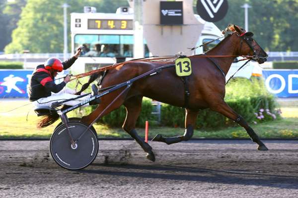 Hold Up Des Ventes arrivée Quinté+ pmu Prix Rhodope à Vincennes