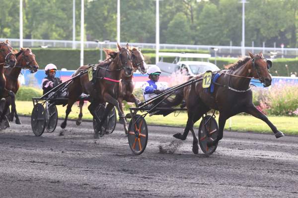 Eleonora Grif Arrivée Quinté+ Pmu Prix Eva à PARIS-VINCENNES