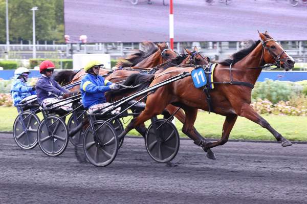 Liza Josselyn Arrivée PMU Pick5 Prix G. de Wazières - Critérium 4 Ans Q4 à Vincennes