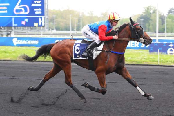 Nassandra arrivée pmu Prix Hemine (Gr.II) Etrier 3 ans Q4 à Paris-Vincennes
