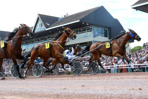 Inexess Bleu arrivée Quinté+ pmu Prix des Ducs de Normandie (Gr.II) à Caen