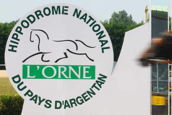 Hippodrome d'Argentan Poteau d'Arrivée
