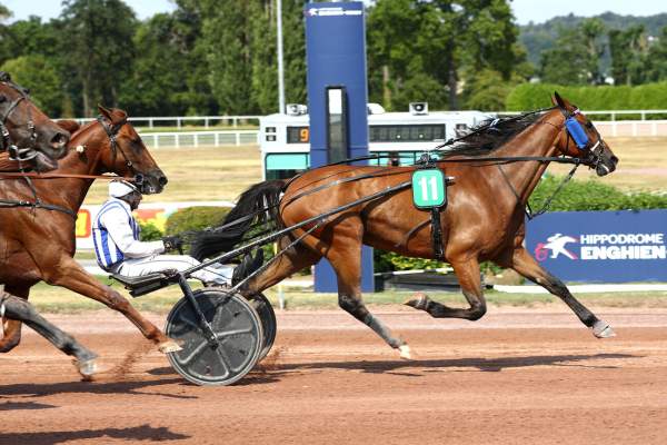 Inexess Bleu Arrivée pmu Prix Jean-Luc Lagardère (Gr.II) à Enghien