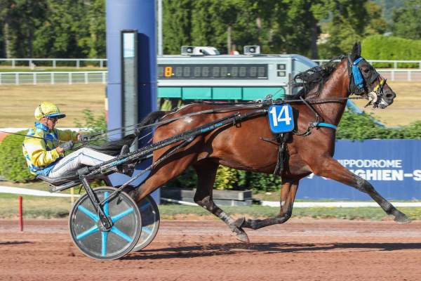 Love You Phyt's Arrivée Quinté+ pmu Prix des Grandes carrières à Enghien
