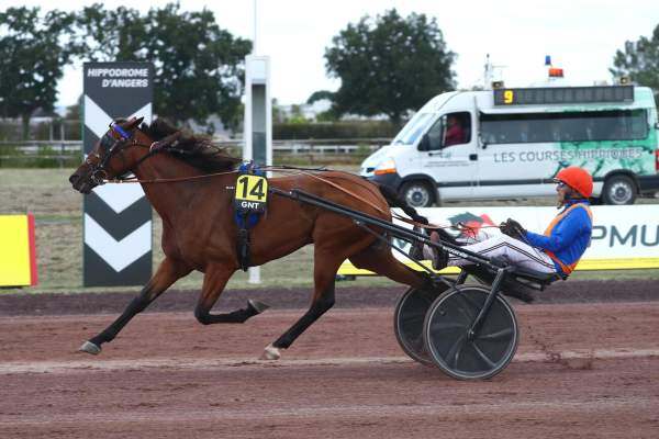 Jeannette Priory Arrivée Quinté+ Pmu Grand Prix Anjou Loire Metropole (9e étape du GNT) à Angers